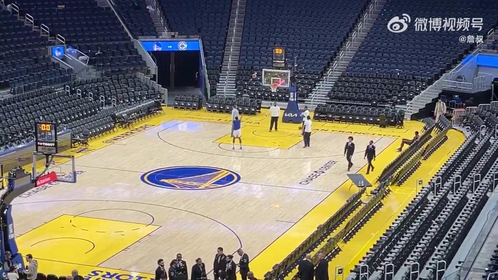 今天沒有得到出場機(jī)會(huì)！庫明加賽后還留在場地練習(xí)投籃