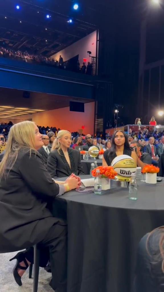 今天這穿搭，差點沒認(rèn)出來！佩奇-布克斯當(dāng)選WNBA狀元后十分淡定