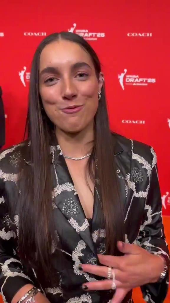 少爺真全能?。⊥龠€幫WNBA新秀妹子們設(shè)計今晚的服裝