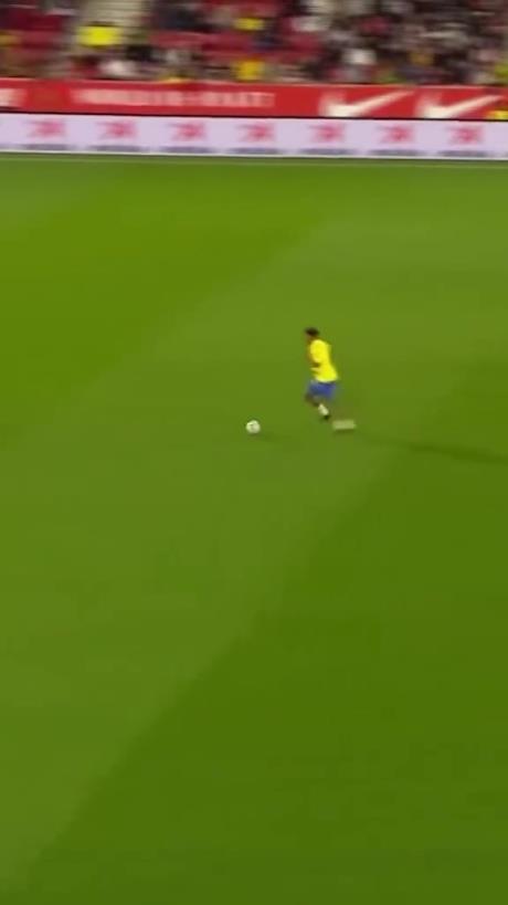 45歲還開(kāi)掛！小羅再現(xiàn)牛尾巴過(guò)人，微笑單挑門(mén)將輕松打進(jìn)